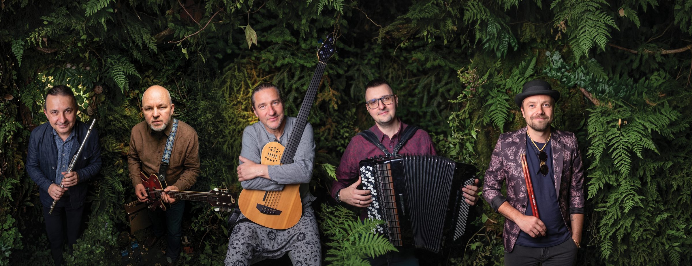 Zespół Karoliny Tuz wśród paproci: flecista, gitarzysta, basista, akordeonista i perkusista